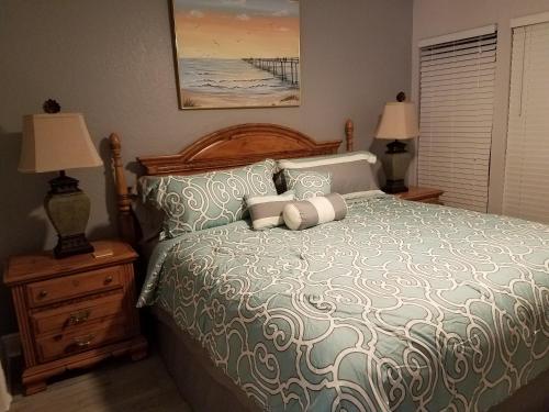 um quarto com uma cama grande com duas lâmpadas e uma cama sidx sidx sidx sidx em 2BR/1BA Vacation Rental - Sienna Park em Sarasota