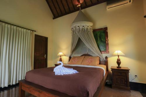 En eller flere senger på et rom på Loka Sari Guest House and Spa