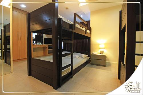 Una cama o camas en una habitación de BSA Twin Towers
