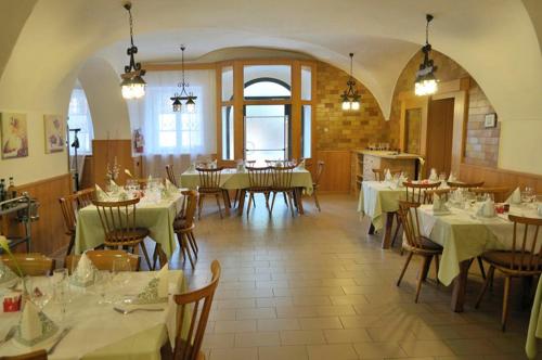 un restaurante con mesas y sillas en una habitación en Albergo Casagrande en Laives