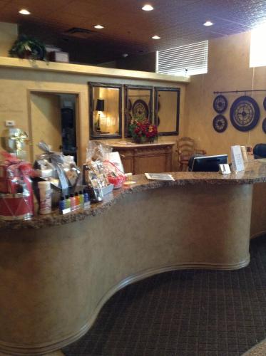 a bar in a hotel with a counter top at Destinations Inn Theme Rooms in Idaho Falls