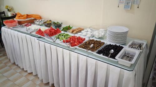Un buffet con muchos tipos diferentes de comida. en Kartal Hotel, en Antalya