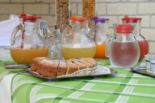 een tafel met een bord brood en flessen sap bij Albergo Marla in Marina di Camerota