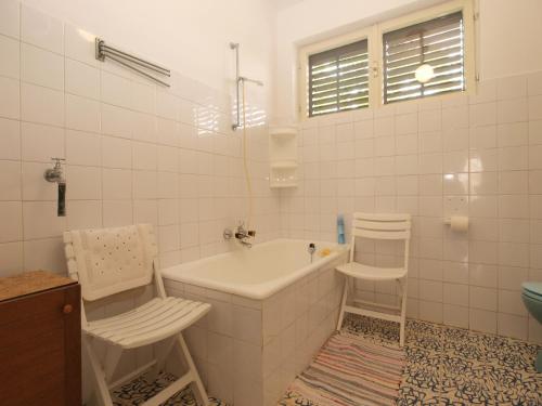 Baño blanco con bañera y lavamanos en Apartment Slavica 1697, en Pješčana Uvala