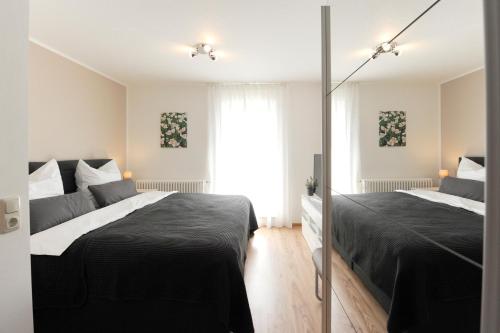 マルククレーベルクにあるFewo Neuseenlandのベッドルーム1室(ベッド2台、鏡付)