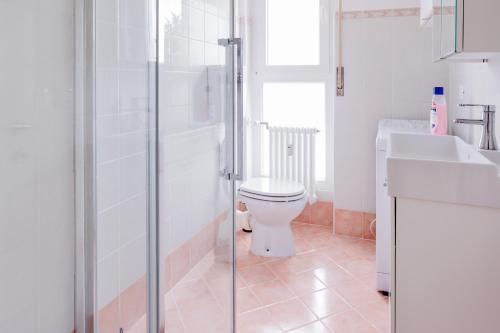 bagno con servizi igienici e lavandino di Bilocale Via Forni a Udine