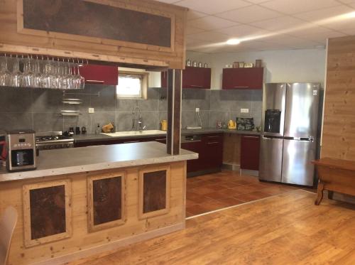 Il comprend une grande cuisine équipée d'un réfrigérateur en acier inoxydable. dans l'établissement domaine la fontaine du mont, à Chasselas