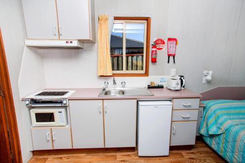 
A kitchen or kitchenette at Port Fairy BIG4 Holiday Park
