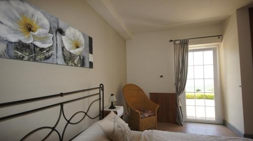 - une chambre avec un lit et une fenêtre dans l'établissement Villa Sopra, à Passignano sul Trasimeno