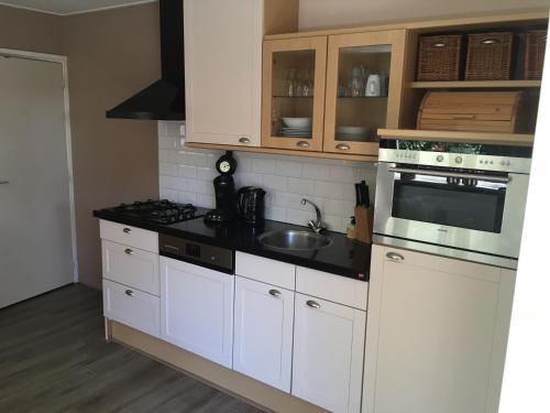 Virtuvė arba virtuvėlė apgyvendinimo įstaigoje Bungalow Halfweg