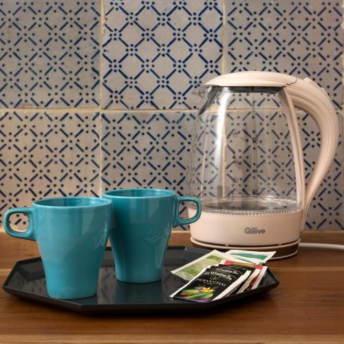 two blue cups on a tray next to a toaster at Stagnone Area Zero in Birgi Vecchi
