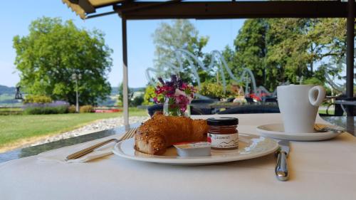 Hotel Restaurant Eichberg في Seengen: طاولة مع طبق من الطعام وكوب من القهوة