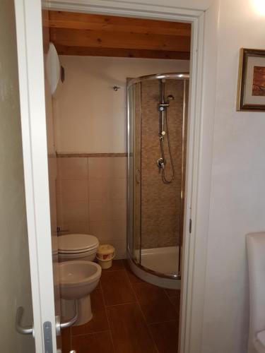 a bathroom with a shower and a toilet at Suite Panoramic in Porticello