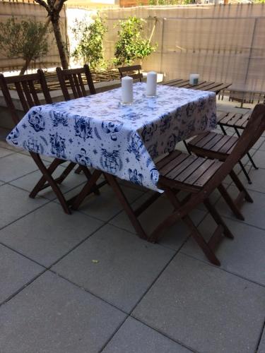 アヴィニョンにあるAvignon appartementの青白のテーブルクロス付テーブル