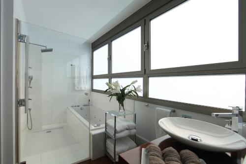 マドリードにあるSalamanca Premiumのバスルーム(洗面台、トイレ、シャワー付)