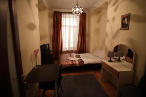 Postel nebo postele na pokoji v ubytování Aleksa na Bolshoy Morskoy