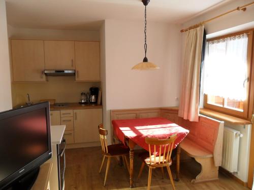 A kitchen or kitchenette at Appartamenti Stauderhof