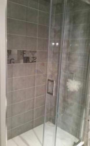 une douche avec une porte vitrée dans une salle de bain dans l'établissement Coeur d'Alsace 1, à Kaysersberg