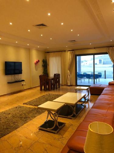 Televisyen dan/atau pusat hiburan di منتجع اليال Alyal Resort