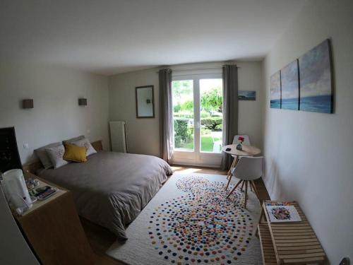 um quarto com uma cama e uma grande janela em Les Paridés em Boulogne-sur-Mer