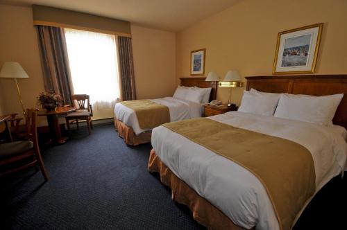 Katil atau katil-katil dalam bilik di Hotel Tadoussac