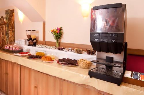 een balie met aasteryasteryasteryasteryasteryasteryasteryasteryasteryasteryasteryasteryasteryasteryasteryasteryasteryasteryastery bij Hotel Residence Select in Praag