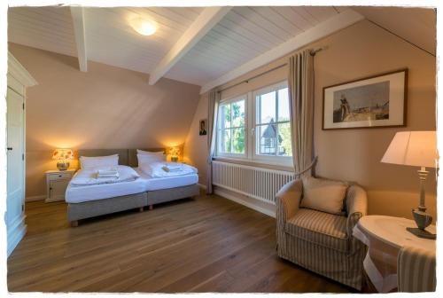 Fischerhaus in Quilitz في Quilitz: غرفة نوم بسرير وكرسي ونافذة