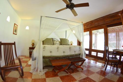 Cama o camas de una habitación en The Lodge at Chichen Itza