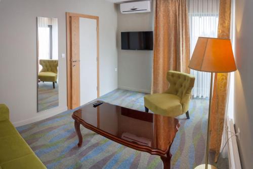 TV a/nebo společenská místnost v ubytování Hotel Opal Exclusive Bihać