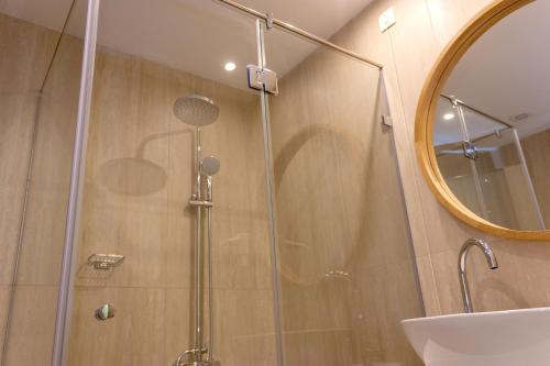 La salle de bains est pourvue d'une douche avec une porte en verre. dans l'établissement Hotel Opal Exclusive Bihać, à Bihać