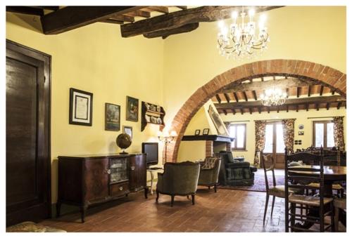 a living room with a chandelier and a dining room at Al Giardino Degli Etruschi in Chiusi