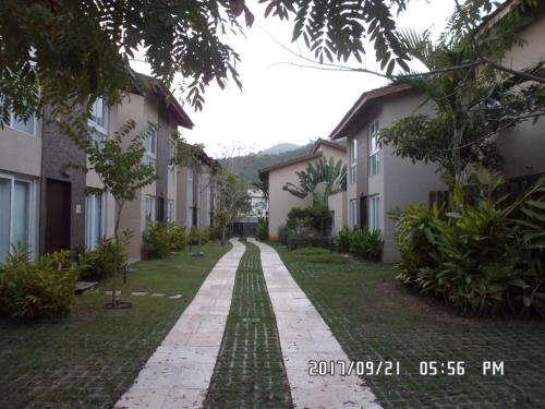 a courtyard of a building with grass and trees at Linda Casa em Juquehy in Juquei