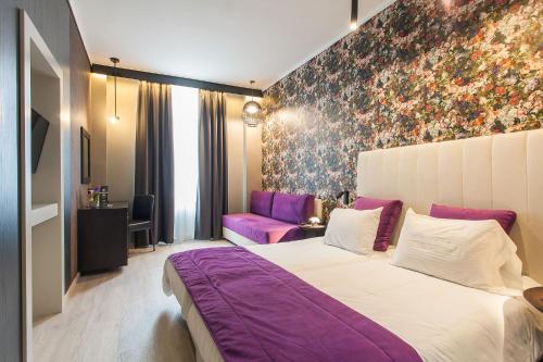 sypialnia z dużym łóżkiem i kanapą w obiekcie Egnatia Palace Hotel & Spa w Salonikach