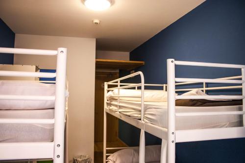 Ein Etagenbett oder Etagenbetten in einem Zimmer der Unterkunft Pensión San Fermín