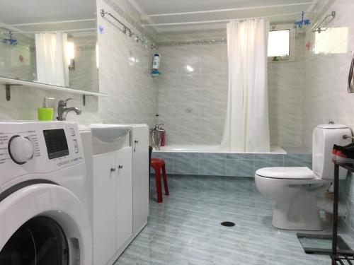 Spacious Apartment with large Balcony photo 3