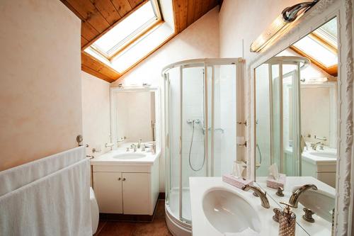 Ett badrum på Romantik Villa