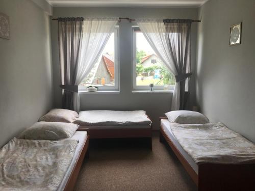 クルシュコフツェにあるPokoje gościnne Zuzanna Krupaの窓付きの部屋 ベッド3台