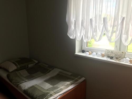 a small bedroom with a bed and a window at Pokoje gościnne Zuzanna Krupa in Kluszkowce