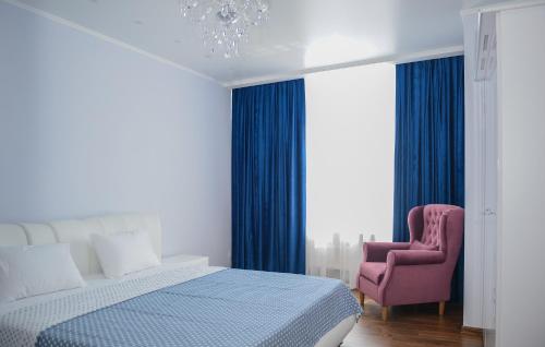 オデッサにあるSea View Odessaのベッドルーム1室(ベッド1台、ピンクの椅子付)