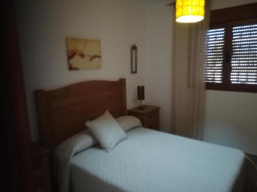 カディスにあるHacienda rural Ventorrillo El Neneのベッドルーム(白いベッド1台、窓付)