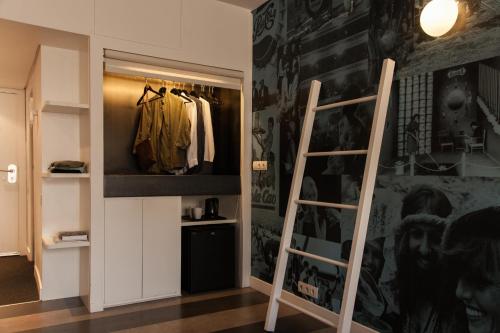 Zimmer mit einem Schrank mit einer Leiter in der Unterkunft Sixties Ramblas in Barcelona