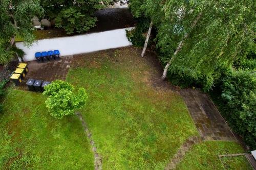 an overhead view of a toy train in a yard at AVR Apartment Geestemunde in Bremerhaven