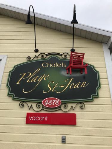 Chalets Plage St-Jeanに飾ってある許可証、賞状、看板またはその他の書類