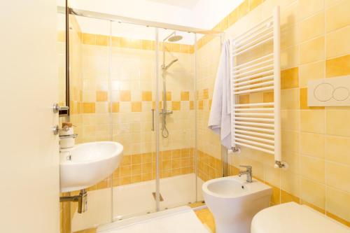 a bathroom with a sink and a toilet and a shower at B&B Dimora Morelli in Gubbio