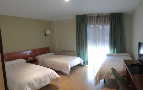 Ένα ή περισσότερα κρεβάτια σε δωμάτιο στο Hotel Arcea Villaviciosa