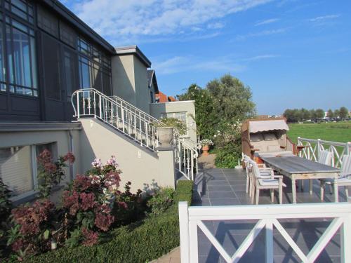 a patio of a house with a table and chairs at Bed & Breakfast Het Zilte Zand - luxe ontbijt - gratis parking - Westende Middelkerke in Middelkerke