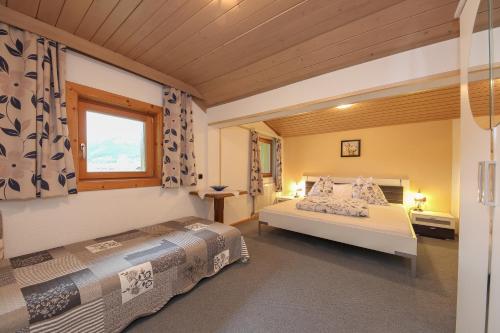 um quarto com 2 camas e uma janela em Pension Hauser em Sankt Jakob in Haus