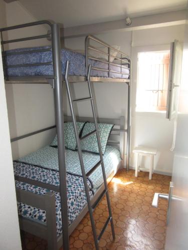 ポール・ラ・ヌーヴェルにあるMaison près de la plageの二段ベッド2組とはしごが備わる二段ベッド付きの客室です。
