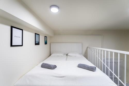 ブダペストにあるBpR Turquoise Simplicity Apartmentの白いベッドルーム(枕2つ付きのベッド1台付)