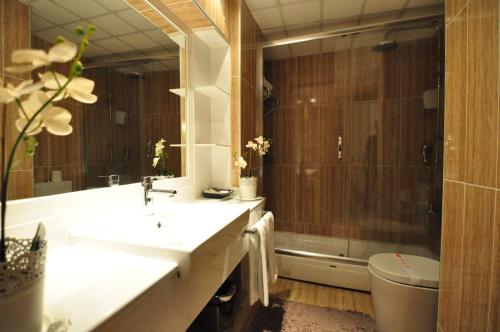 A bathroom at Hotel Buyuk Sahinler